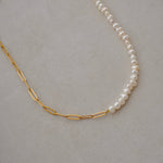 Cargar imagen en el visor de la galería, Pearl and Midi paperclip necklace
