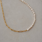 Cargar imagen en el visor de la galería, Pearl and Midi paperclip necklace
