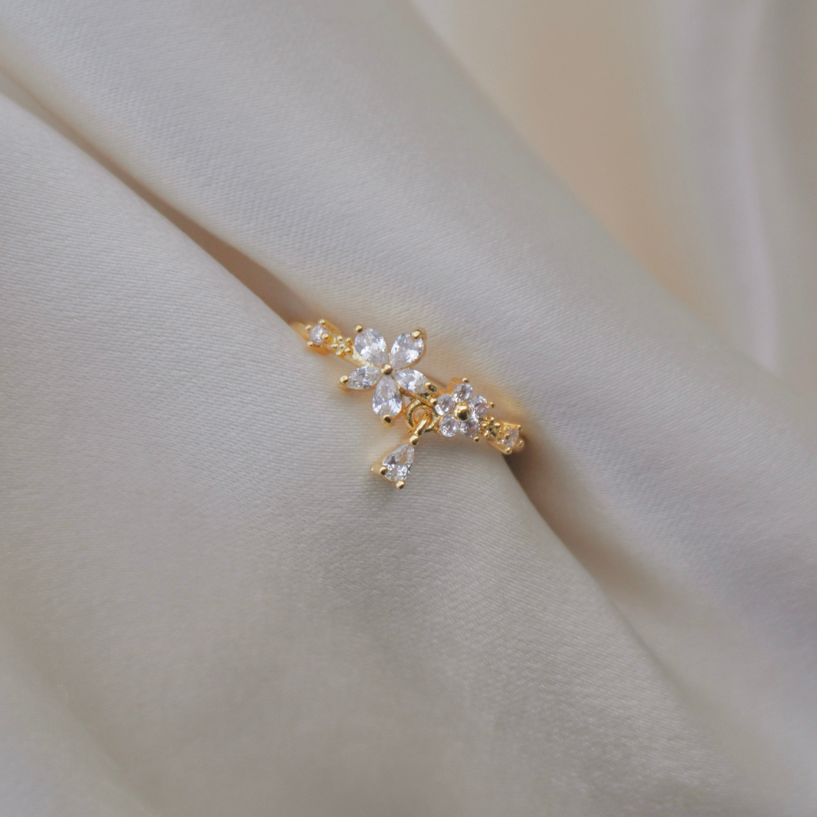 Flower & dangling pear ring