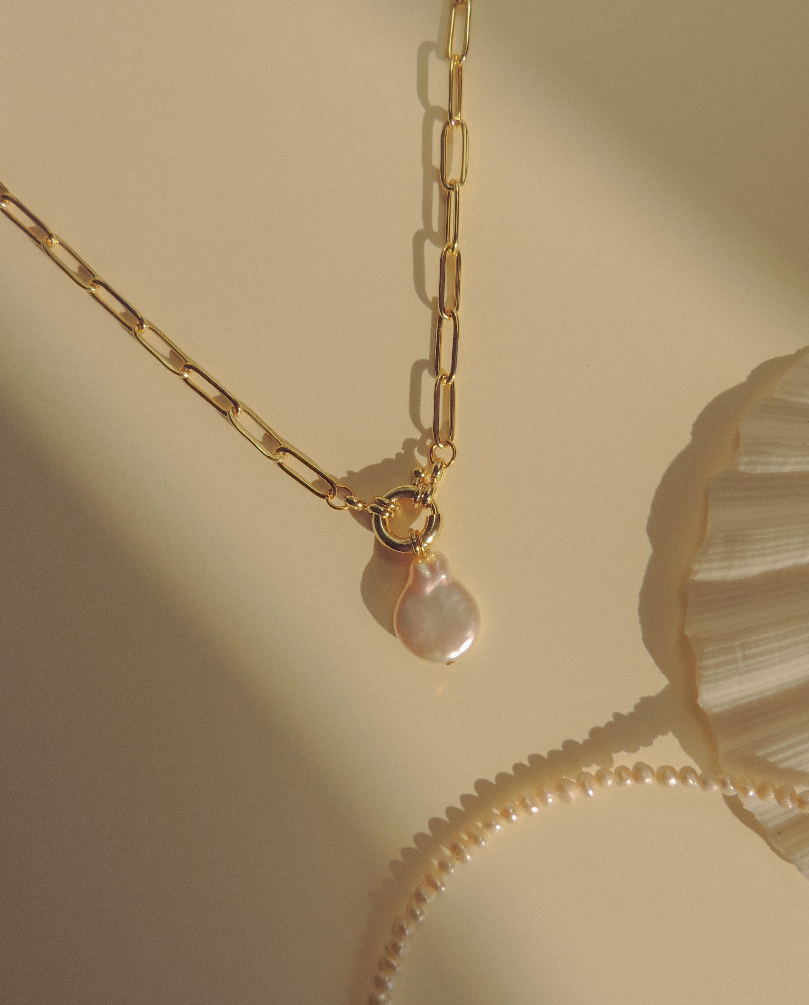 Midi paperclip & baroque pearl necklace